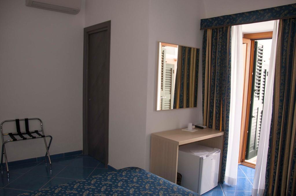 B&B La Terrazza Sul Porto Πόντσα Εξωτερικό φωτογραφία